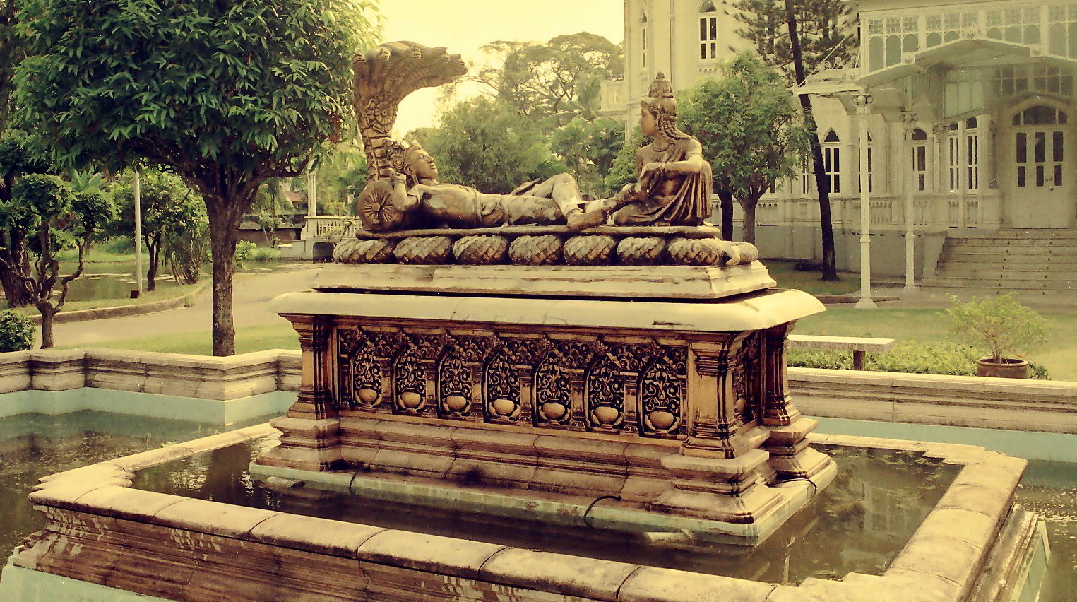 Fountain in front of the Mansion